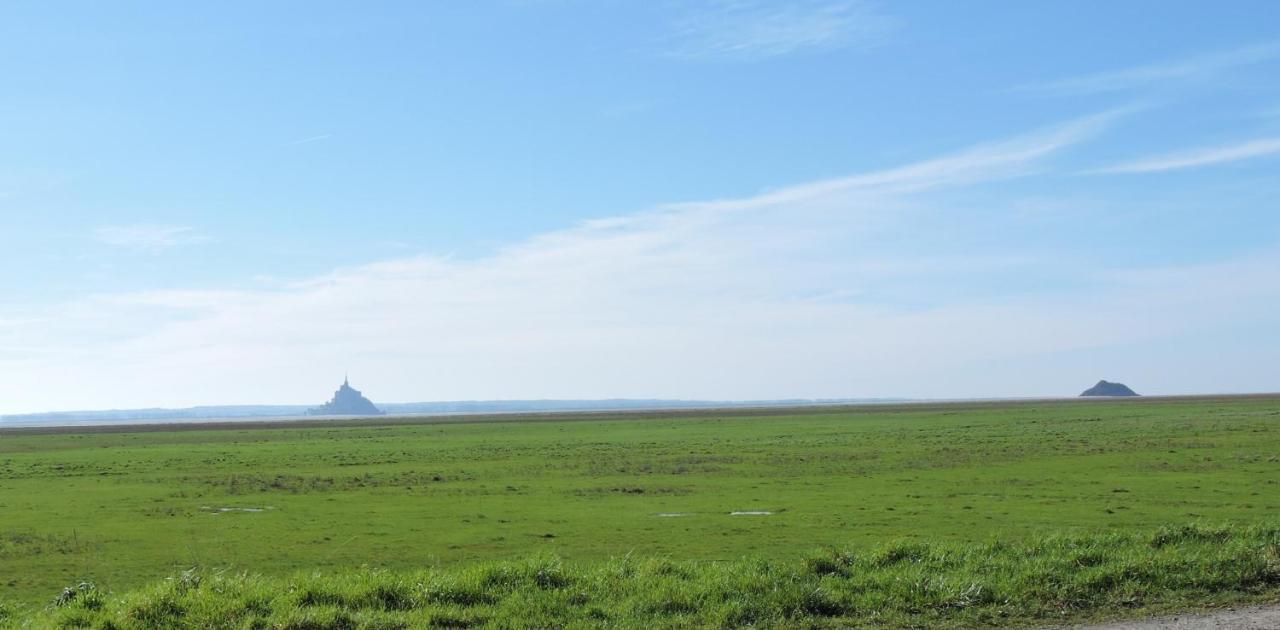 Gîte de charme La Maison Saint-Leonard avec piscine, SPA, vue sur le Mont Saint-Michel Vains Extérieur photo